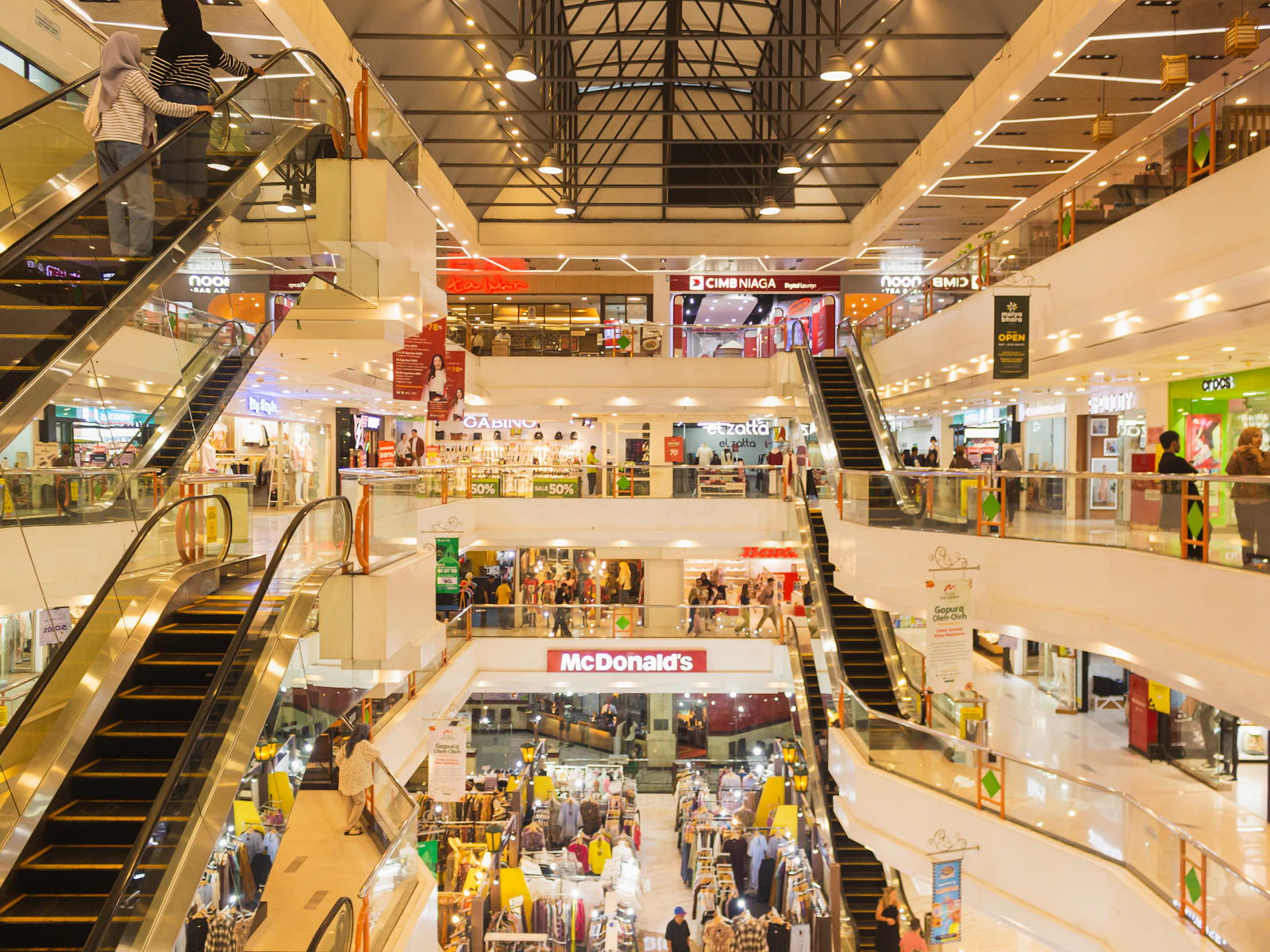 Retail & F&B
